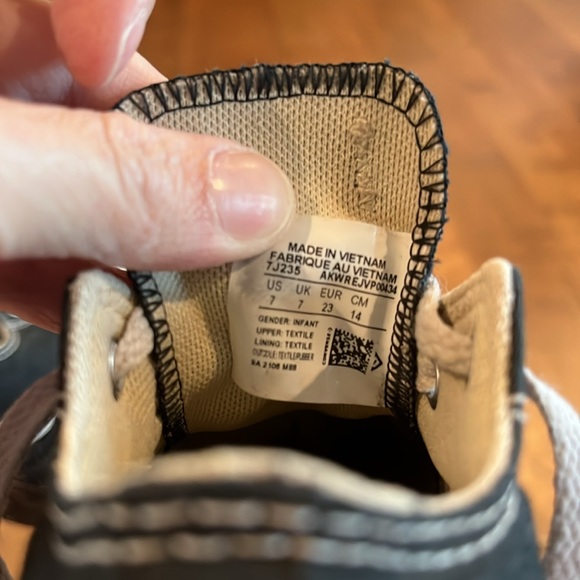 Baby Chuck Taylor Converse, Size 7 - Picture 9 of 9
